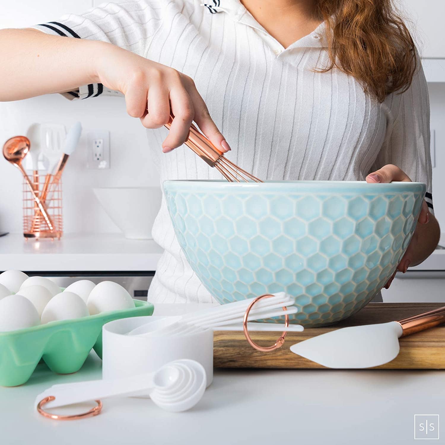 White Silicone & Copper Kitchen Utensils Set with Holder - 17 PC Rose Gold Kitchen Utensils Set Includes White & Copper Measuring Cups and Spoons & Copper Utensil Holder - Copper Kitchen Accessories